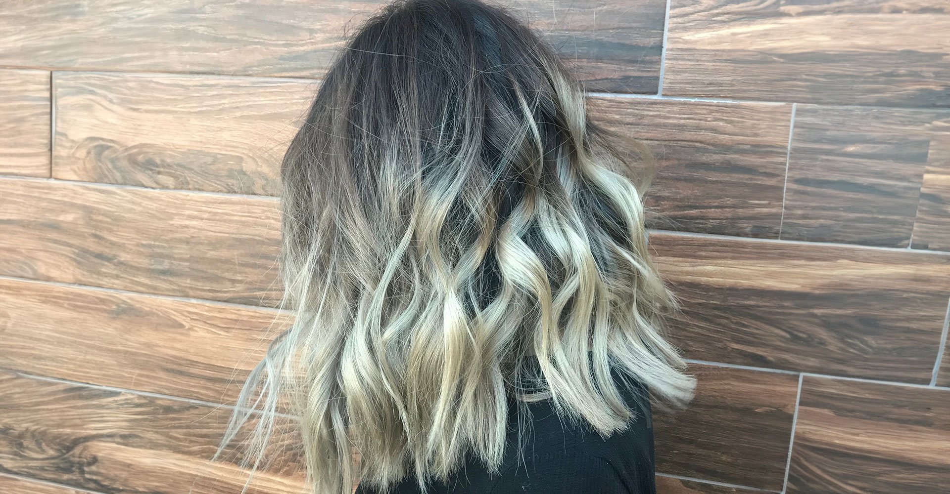 cabelo curto com técnica de mechas balayage em tom de loiro claro